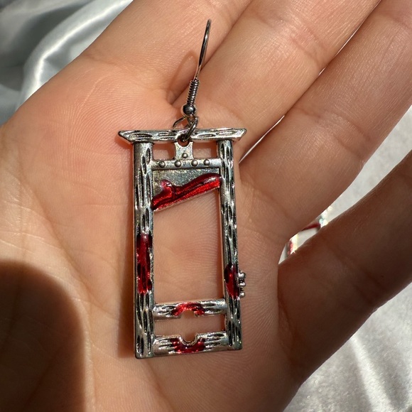 Halloween partgothic jewelery
Bloody guillotine Silver and RedDangle Earrings - Picture 3 of 5